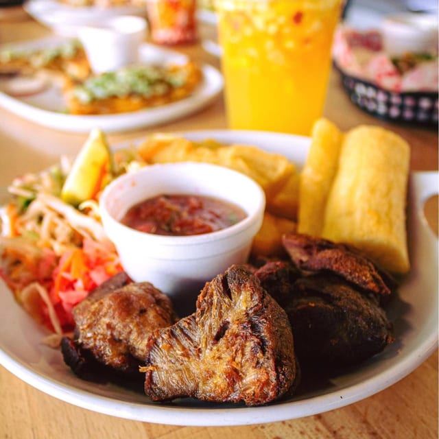 Yuca Frita Con Chicharrón.