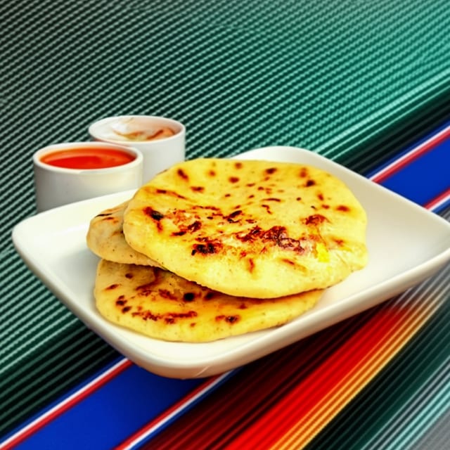 Pollo Con Queso Pupusa.